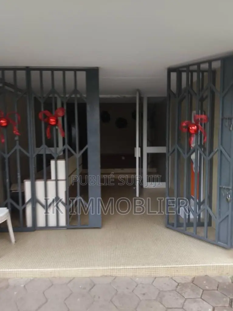 Furnished 2chbre Appartement dans Residence Saphir, Cocody à Louer