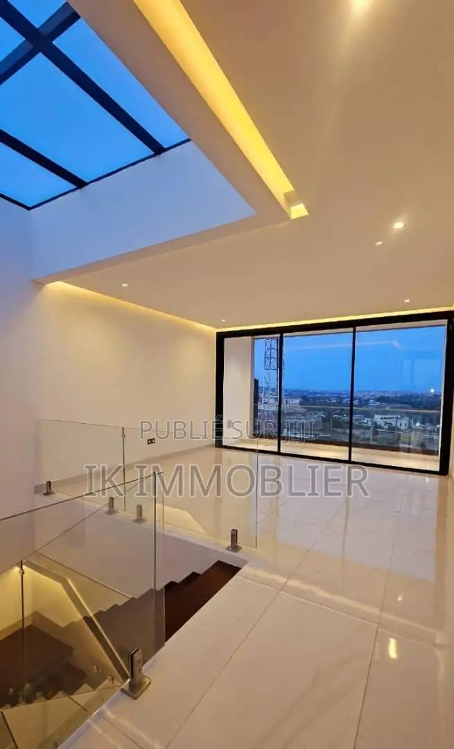 8chbre Villa dans Vente D'Une Villa, Cocody à Vendre