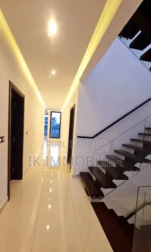 8chbre Villa dans Vente D'Une Villa, Cocody à Vendre