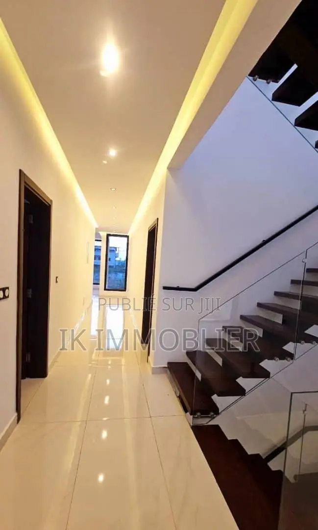 8chbre Villa dans Vente D'Une Villa, Cocody à Vendre