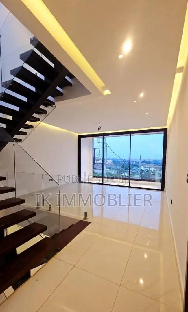 8chbre Villa dans Vente D'Une Villa, Cocody à Vendre