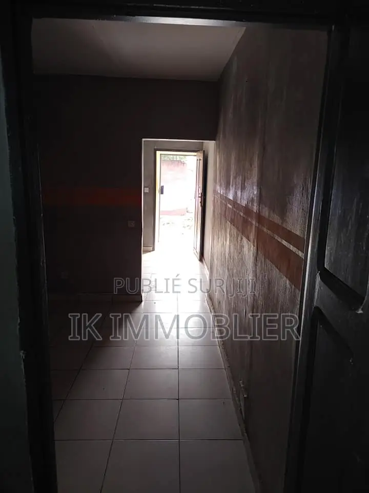 2chbre Maison dans Location D'Une, Grand-Bassam à Louer