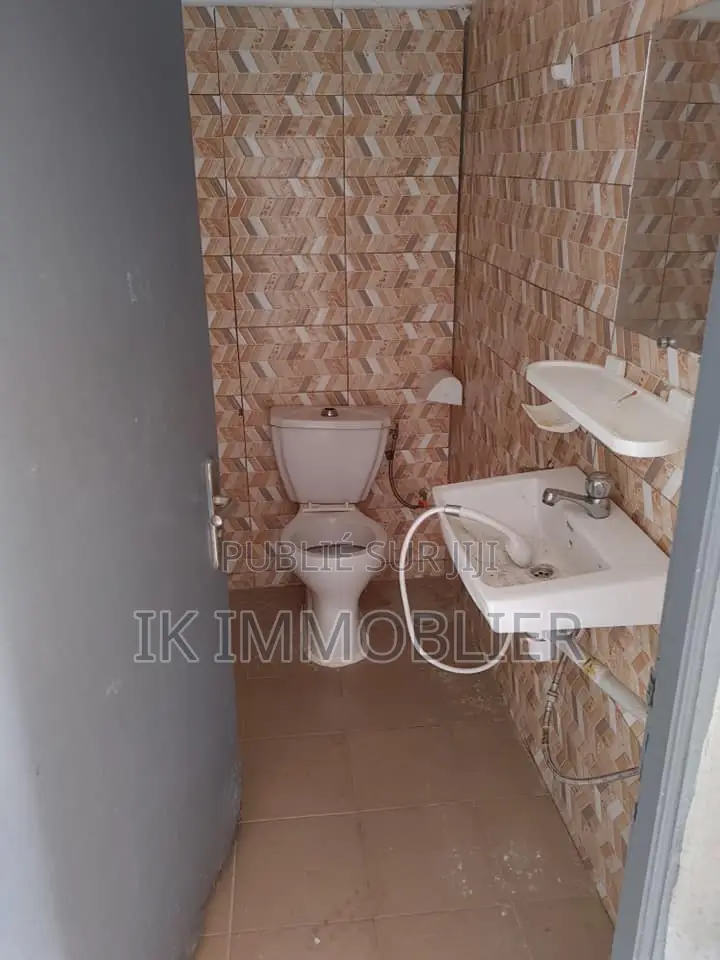 2chbre Maison dans Location D'Une, Grand-Bassam à Louer