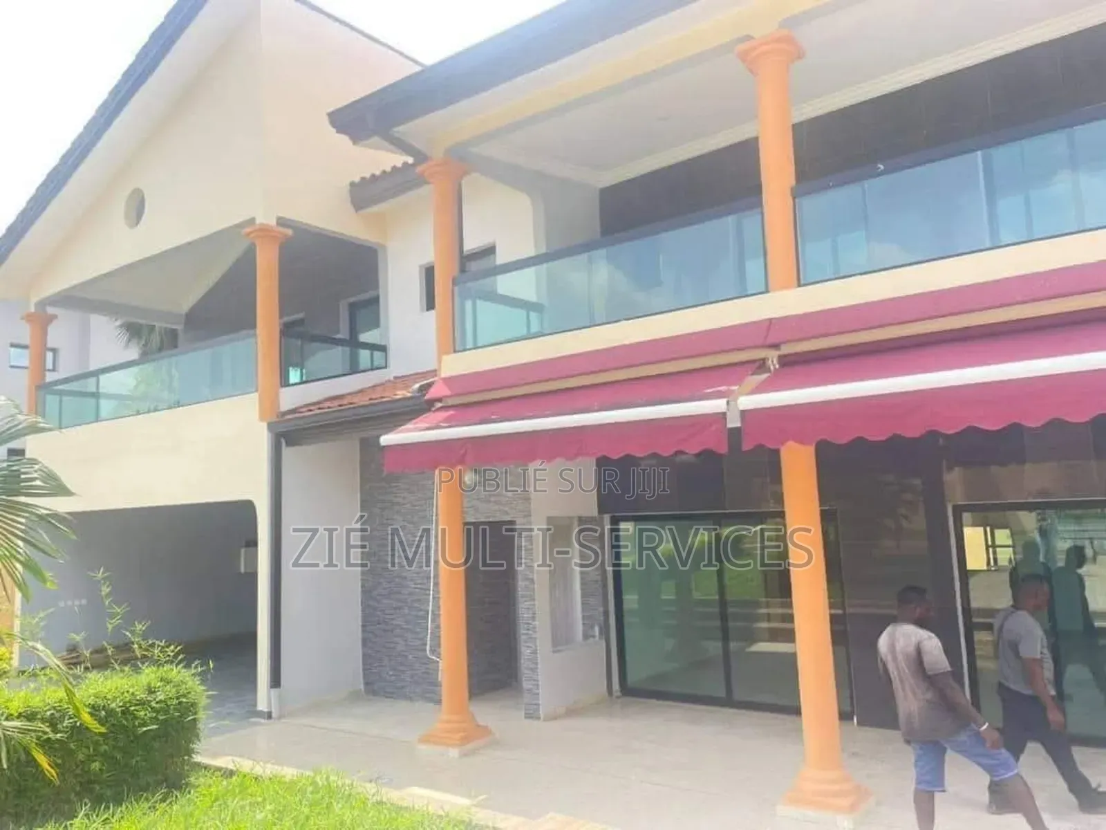 8chbre Villa dans Zié Multi-Service, Cocody à Vendre