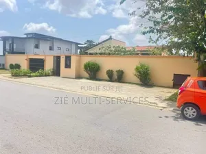 8chbre Villa dans Zié Multi-Service, Cocody à Vendre