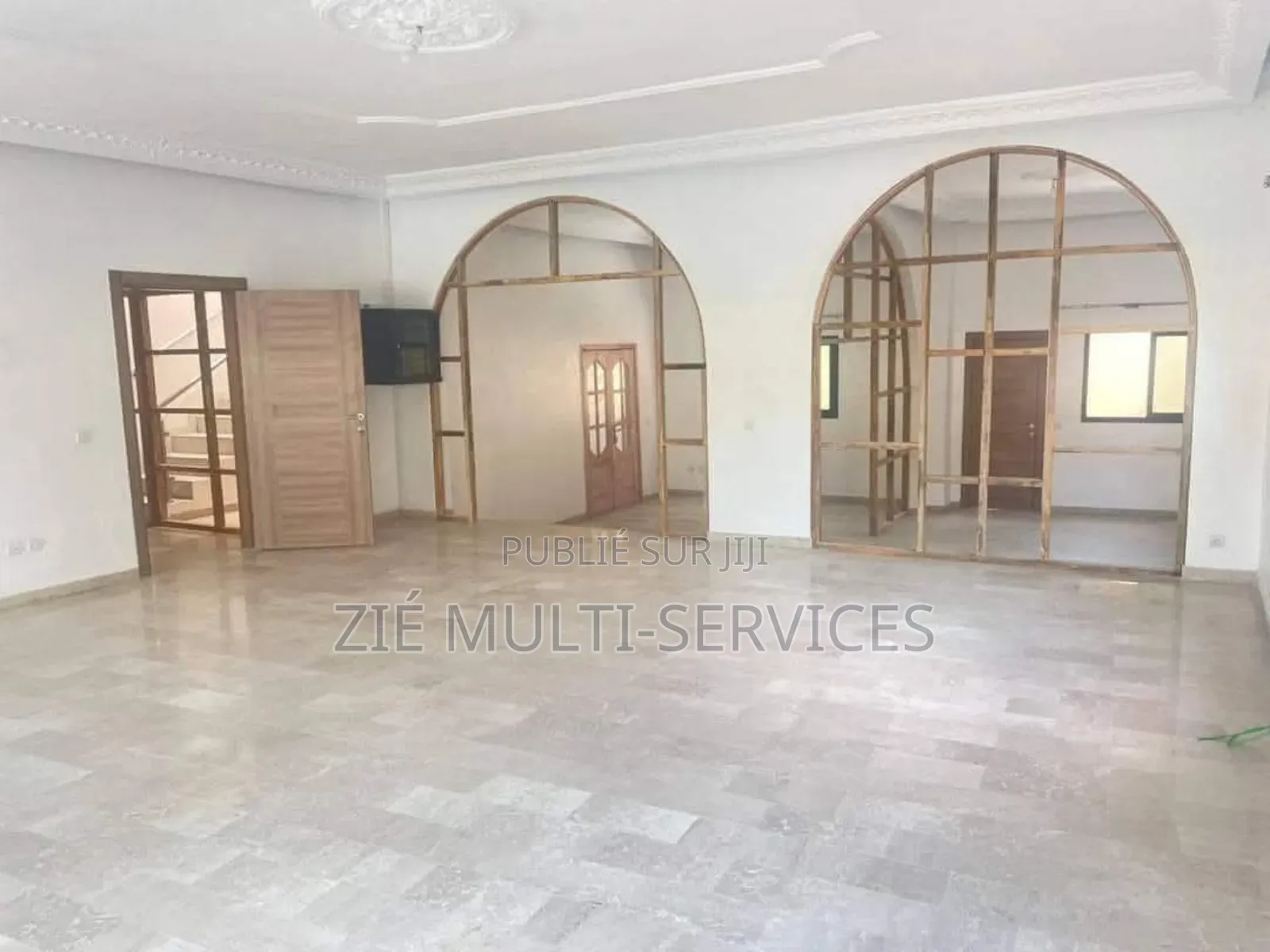 8chbre Villa dans Zié Multi-Service, Cocody à Vendre