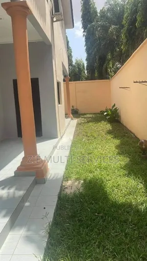 8chbre Villa dans Zié Multi-Service, Cocody à Vendre