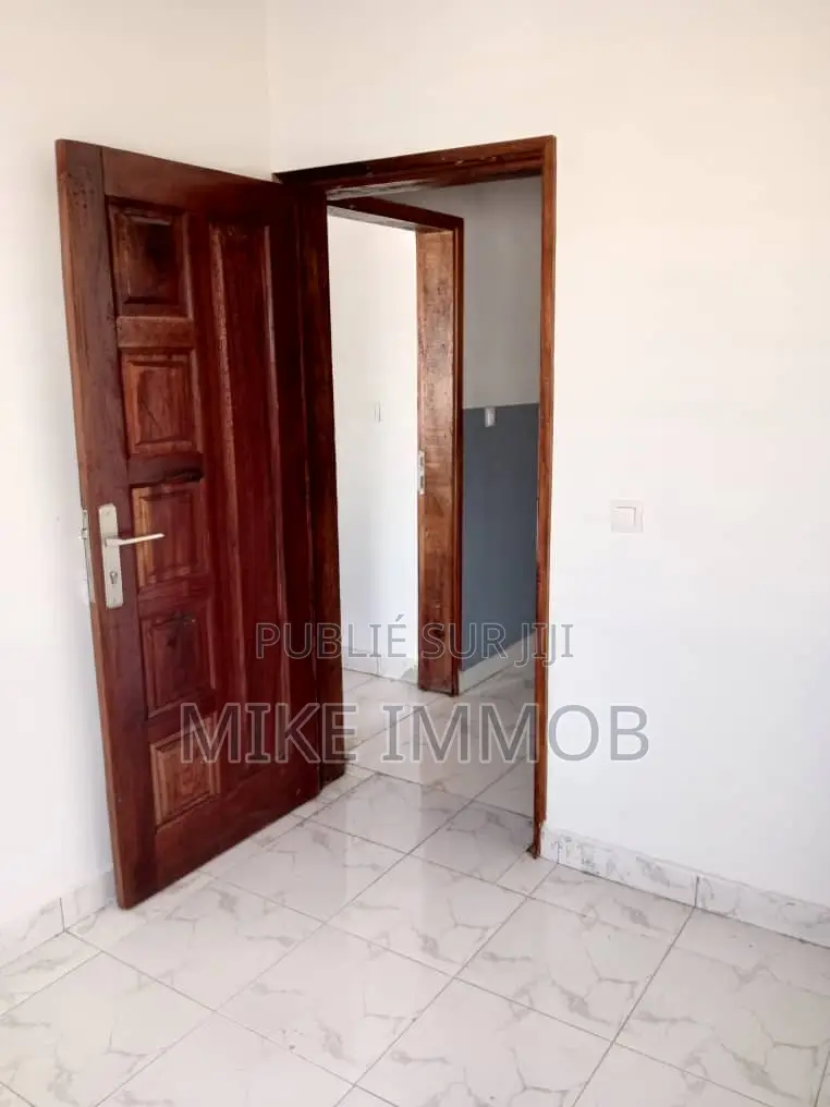 3chbre Appartement dans Mike Immobilier, Bingerville à Louer