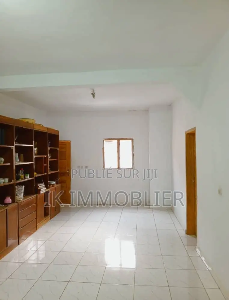 4chbre Villa dans Vente D'Une Villa, Cocody à Vendre