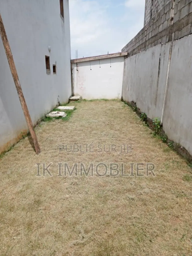 4chbre Villa dans Vente D'Une Villa, Cocody à Vendre