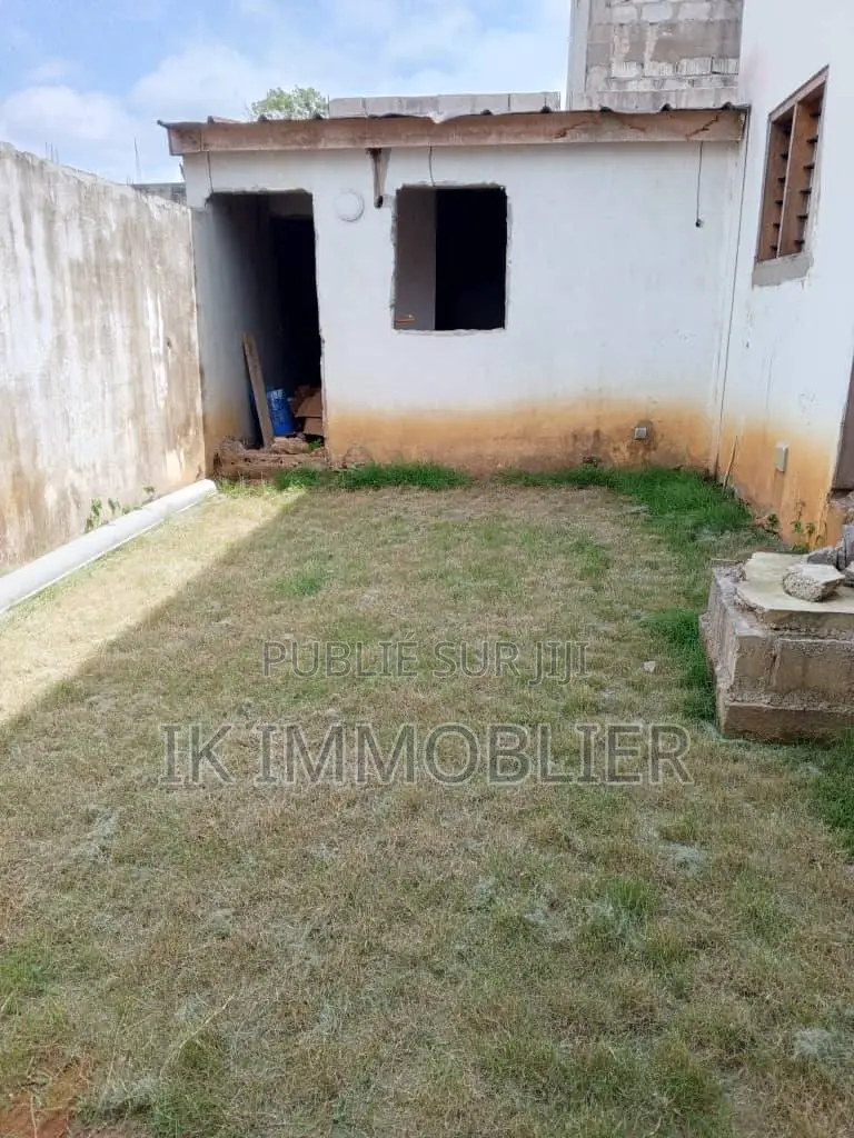 4chbre Villa dans Vente D'Une Villa, Cocody à Vendre