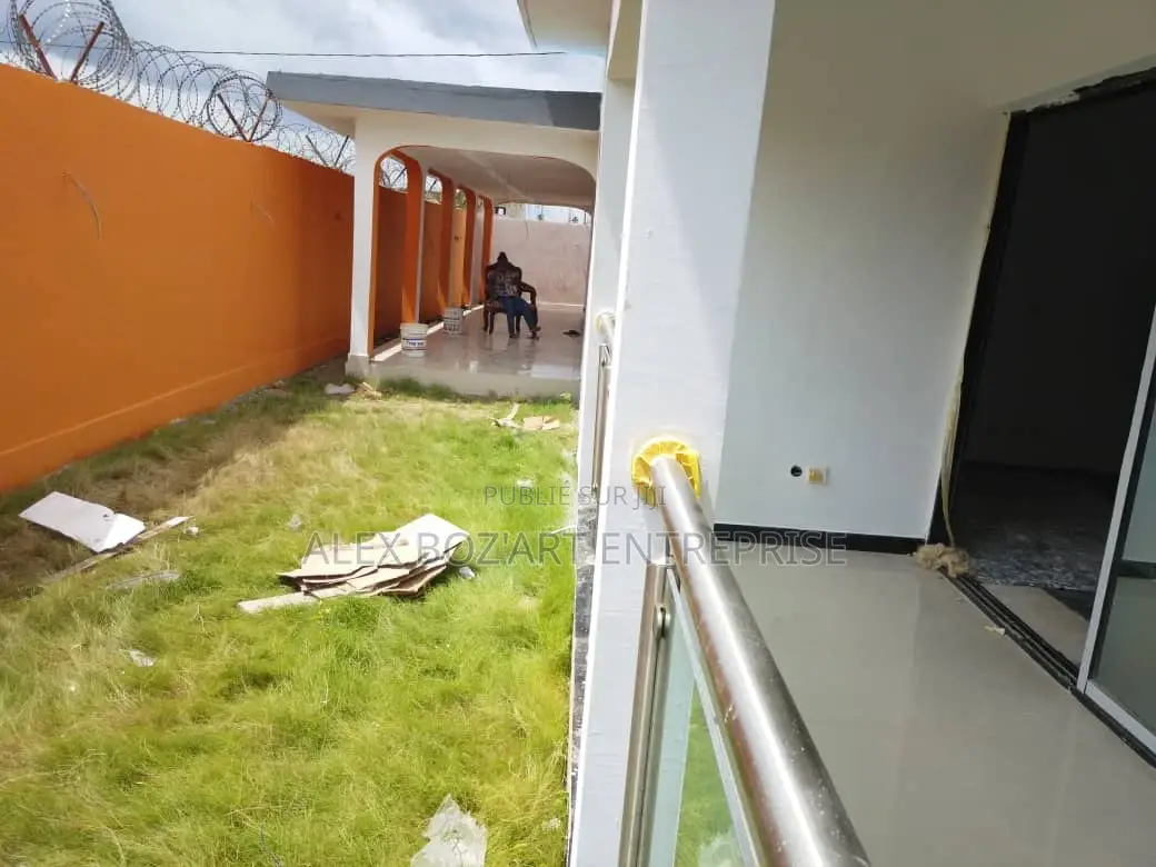 6chbre Maison de ville / Terrasse dans 7 Pièces, Adiaké à Louer