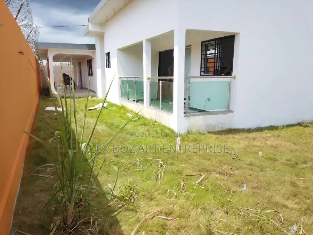 6chbre Maison de ville / Terrasse dans 7 Pièces, Adiaké à Louer