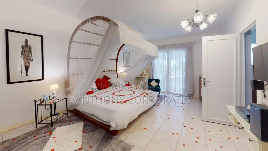 Residence Meublee Avec Un Grand Espace De Plus De 6500 M2