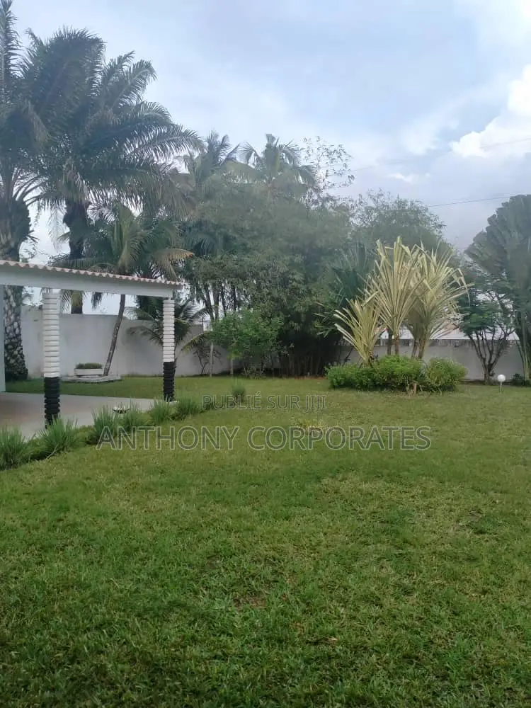 Residence Meublee Avec Un Grand Espace De Plus De 6500 M2