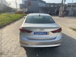 Hyundai Elantra Limited Sedan FWD (2.0L 4cyl 6A) 2017 Gris