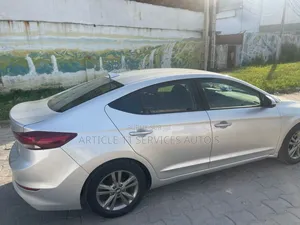 Hyundai Elantra Limited Sedan FWD (2.0L 4cyl 6A) 2017 Gris