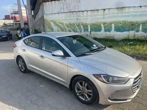 Hyundai Elantra Limited Sedan FWD (2.0L 4cyl 6A) 2017 Gris