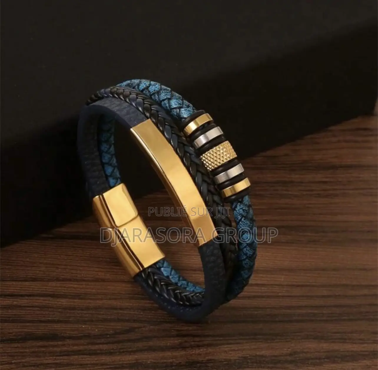 Bracelet en Cuir Tressé Multi-Couches Avec Détails Dorés