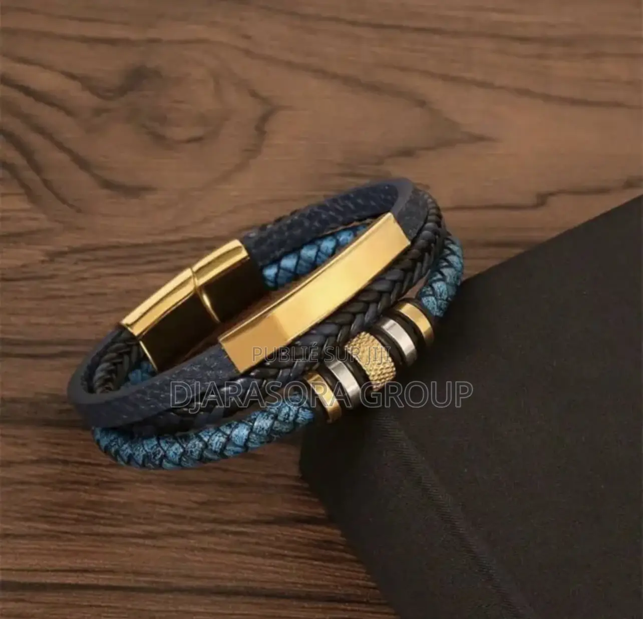 Bracelet en Cuir Tressé Multi-Couches Avec Détails Dorés