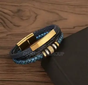 Bracelet en Cuir Tressé Multi-Couches Avec Détails Dorés