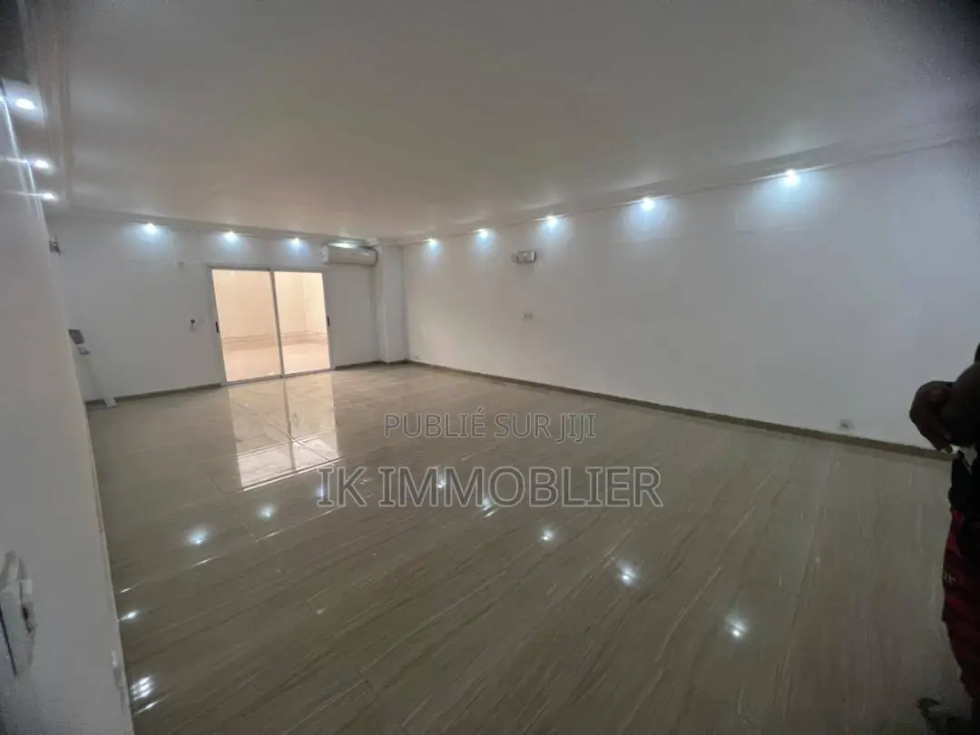 9chbre Villa dans Cocody à Vendre
