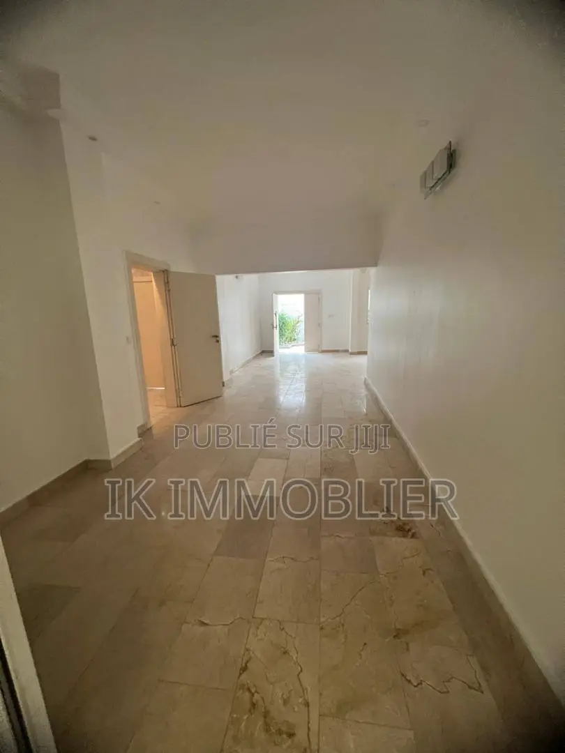 9chbre Villa dans Cocody à Vendre