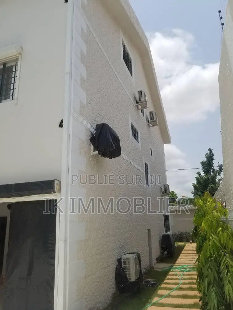 9chbre Villa dans Cocody à Vendre