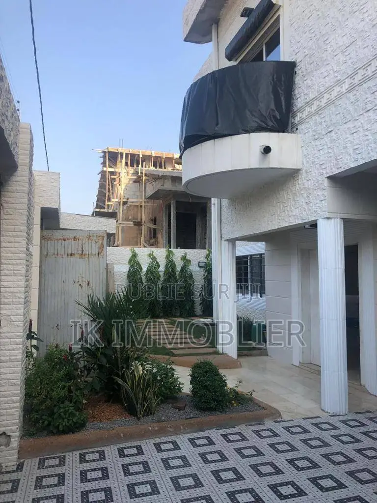 9chbre Villa dans Cocody à Vendre