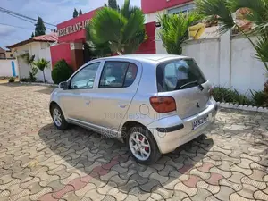 Toyota Yaris 1.5 2000 Gris