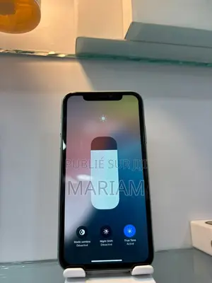 Photo - New Apple iPhone 11 64 GB Vert