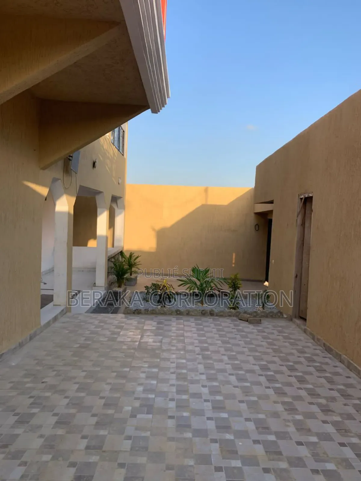 7chbre Duplex dans Beraka Corporation, Cocody à Louer