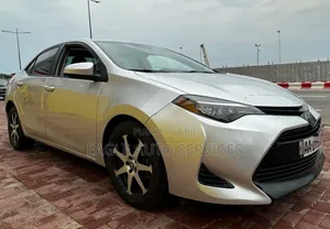 Toyota Corolla LE (1.8L 4cyl 2A) 2019 Gris