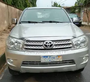 Photo - Toyota Fortuner 2010 Beige