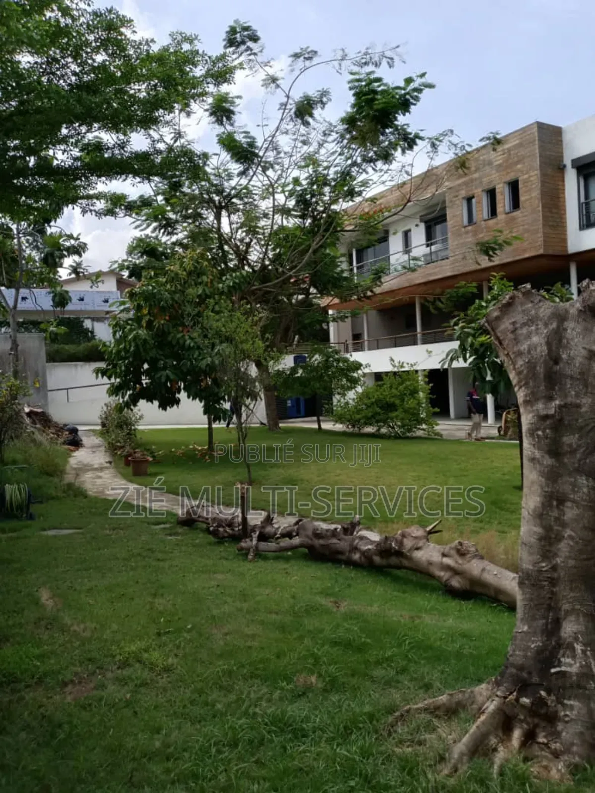 Furnished 7chbre Duplex dans Zié Multi-Service, Cocody à Vendre