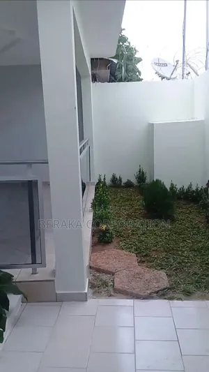 5chbre Maison dans Beraka Corporation, Cocody à Vendre