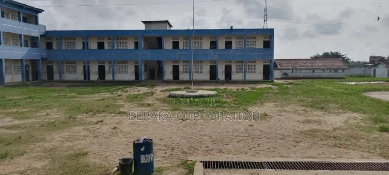 Grand Collège Bati Sur 6750m2 Avec Acd En Vente