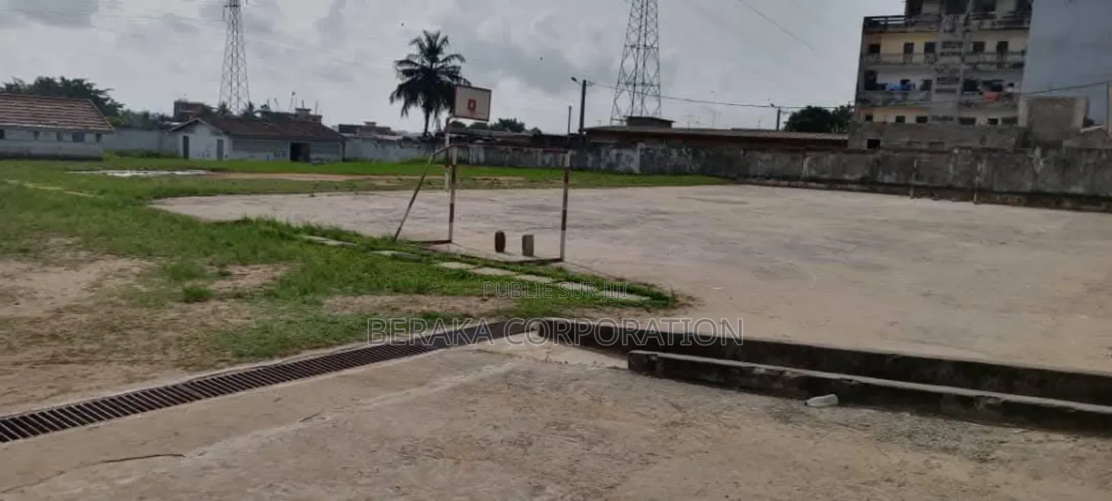 Grand Collège Bati Sur 6750m2 Avec Acd En Vente