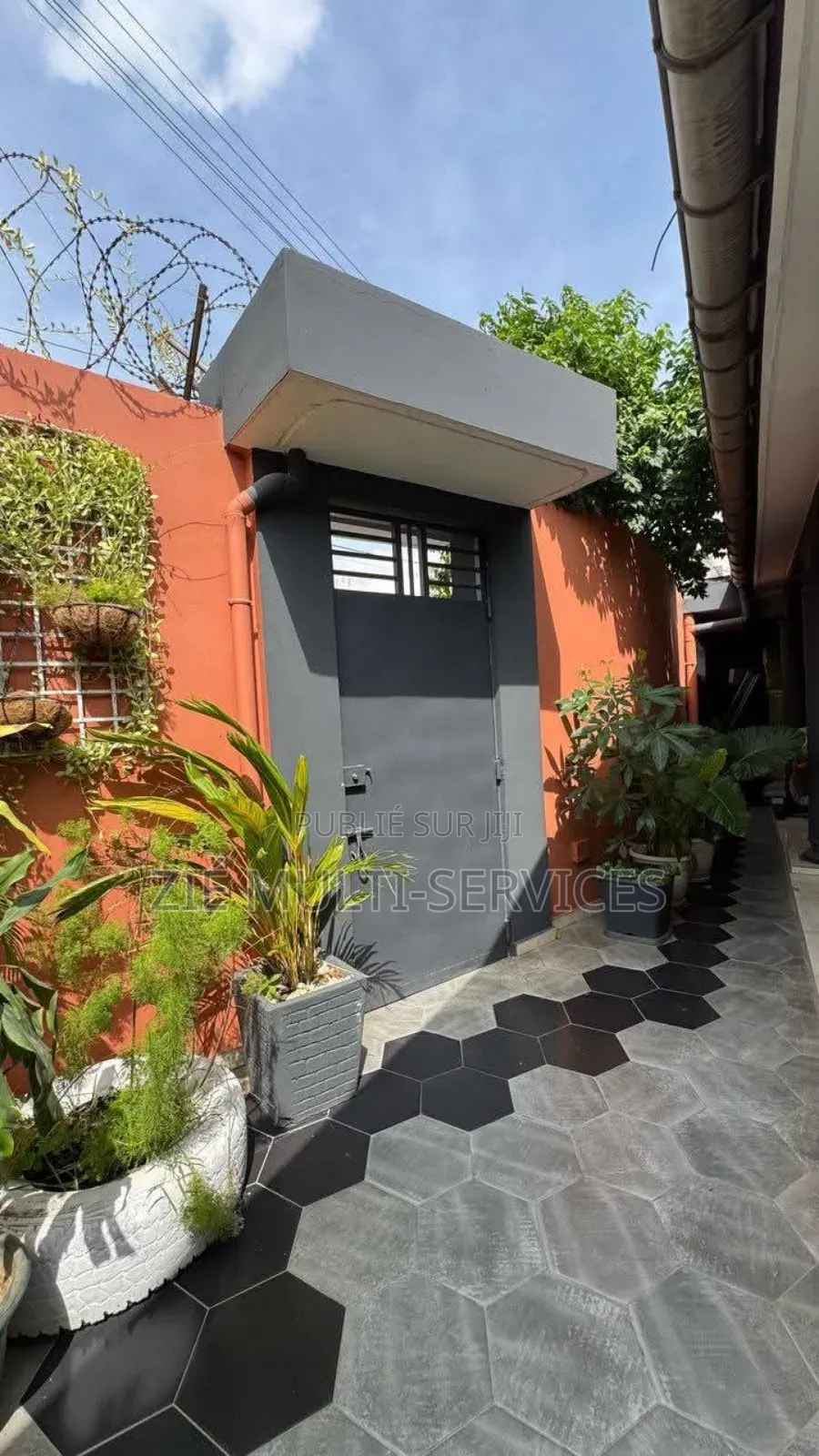 Furnished 6chbre Villa dans Zié Multi-Service, Cocody à Vendre