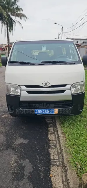 Photo - Toyota HiAce 2021 Blanc