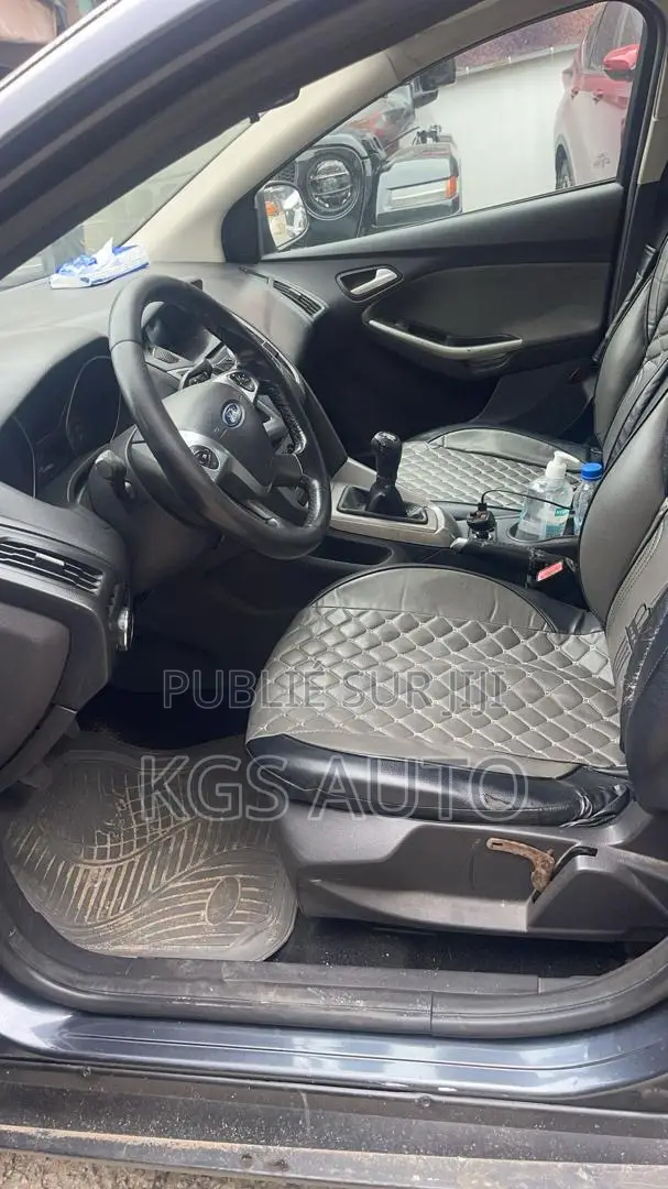 Ford Focus SE 5-Door 2013 Gris