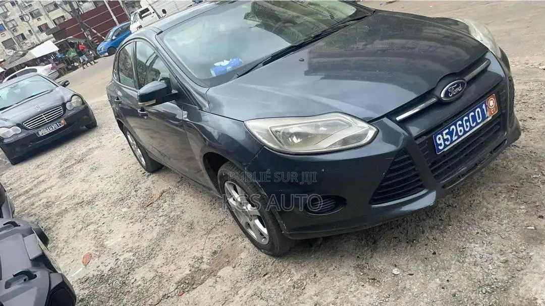Ford Focus SE 5-Door 2013 Gris