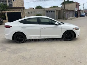 Hyundai Elantra SE Sedan FWD (2.0L 4cyl 6M) 2017 Blanc