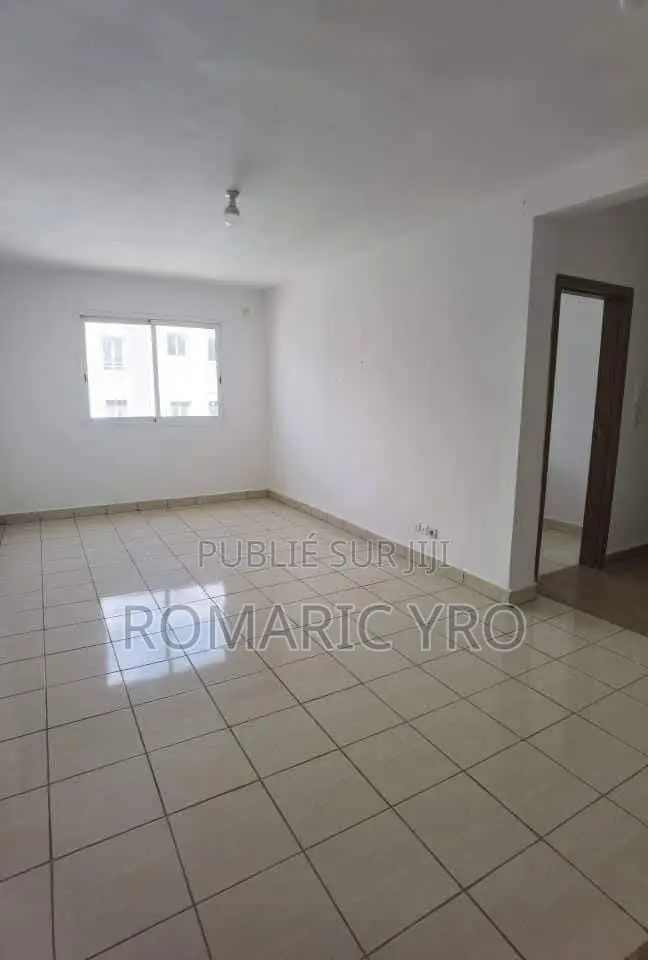 3chbre Appartement dans Romaric, Abobo-Doume à Vendre