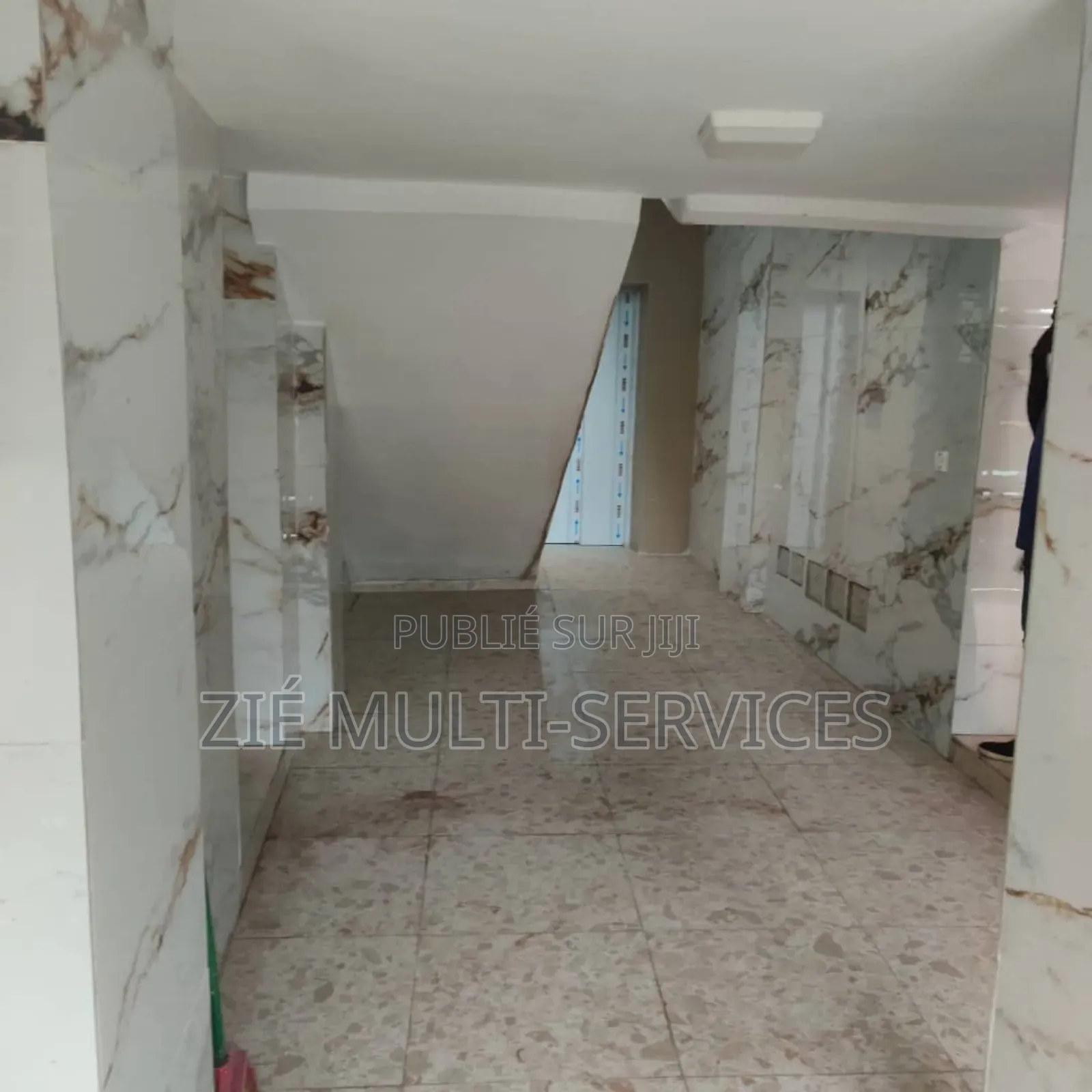 Furnished 8chbre Duplex dans Zié Multi-Service, Cocody à Vendre