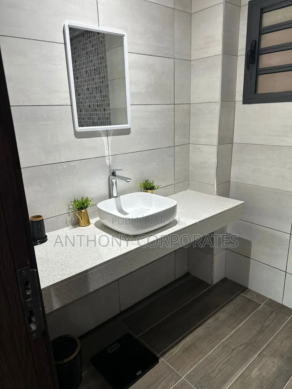 Appartement Meublé 3 Pièces Au 4èeme Étage Avec Ascenseur.