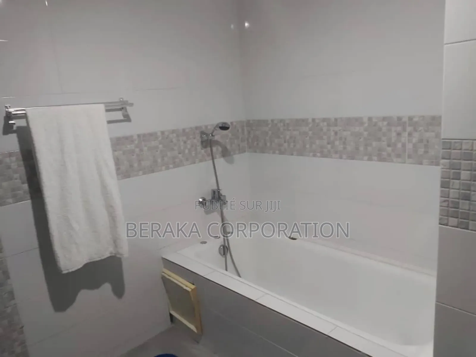 Furnished 5chbre Appartement dans Beraka Corporation, Cocody à Vendre