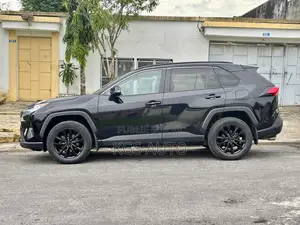 Toyota RAV4 XLE 2021 Noir