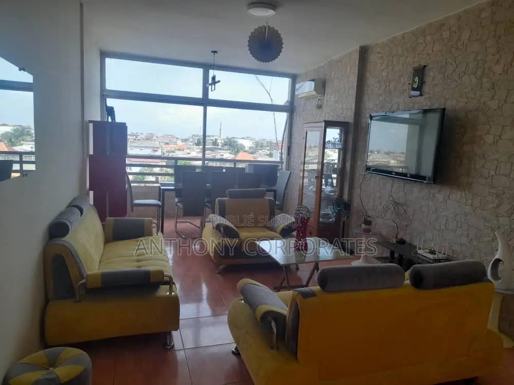 Appartement Meublé (3) Pièces Situé À Cocody Angré Château.