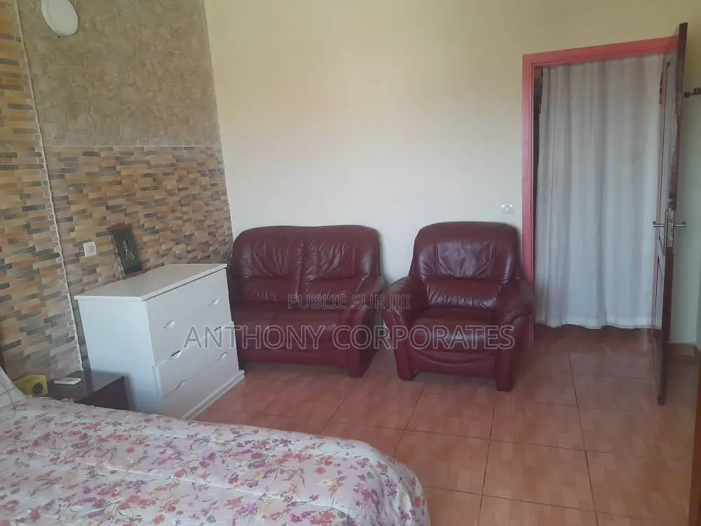 Appartement Meublé (3) Pièces Situé À Cocody Angré Château.